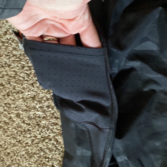 Gap Fit Sculpt Revolution Compression Leggings in Black Camo - Picture 11 of 16